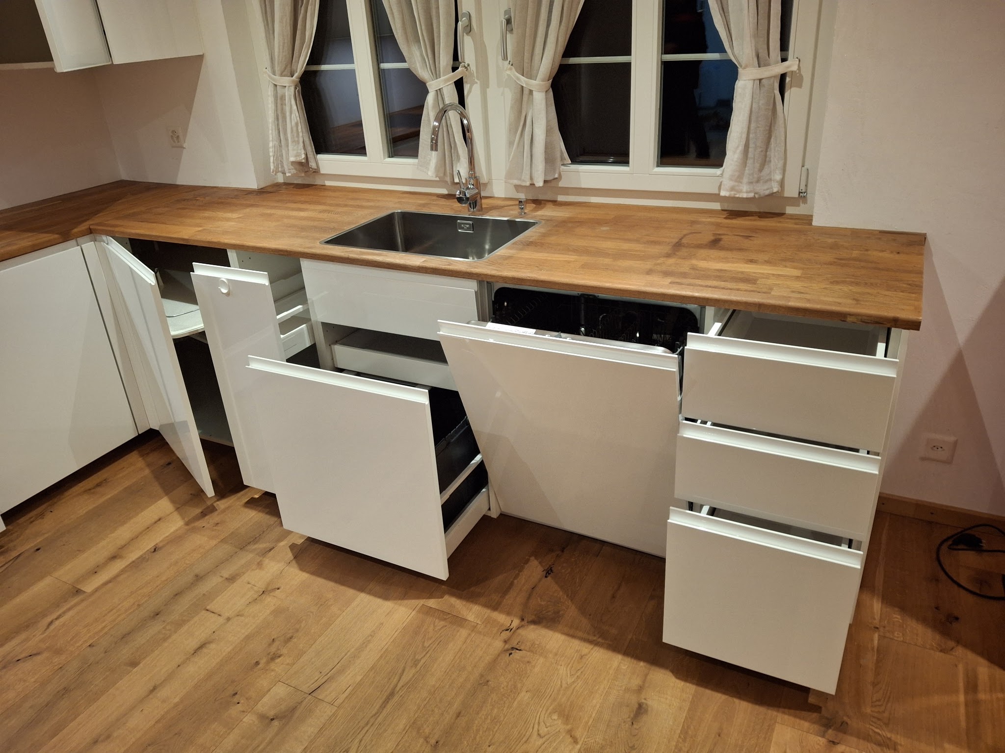 Gereinigte Küche mit Holzabdeckung