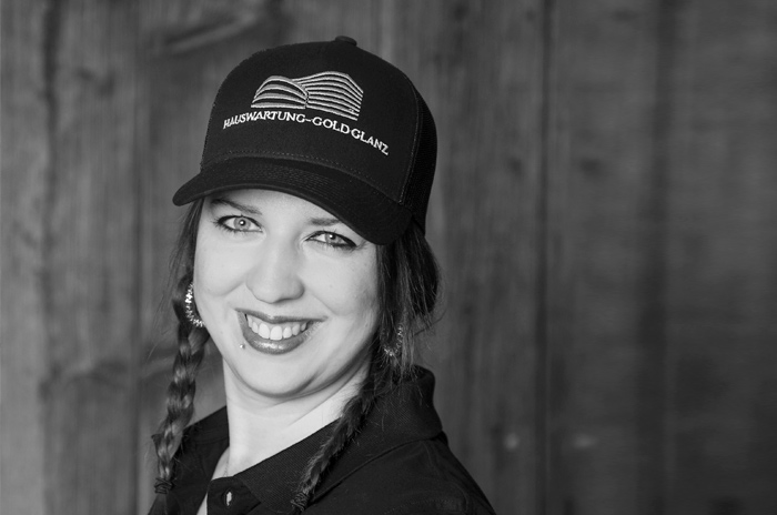 Sarah Paul in Arbeitskleidung mit Kappe, Schwarzweiss-Porträt