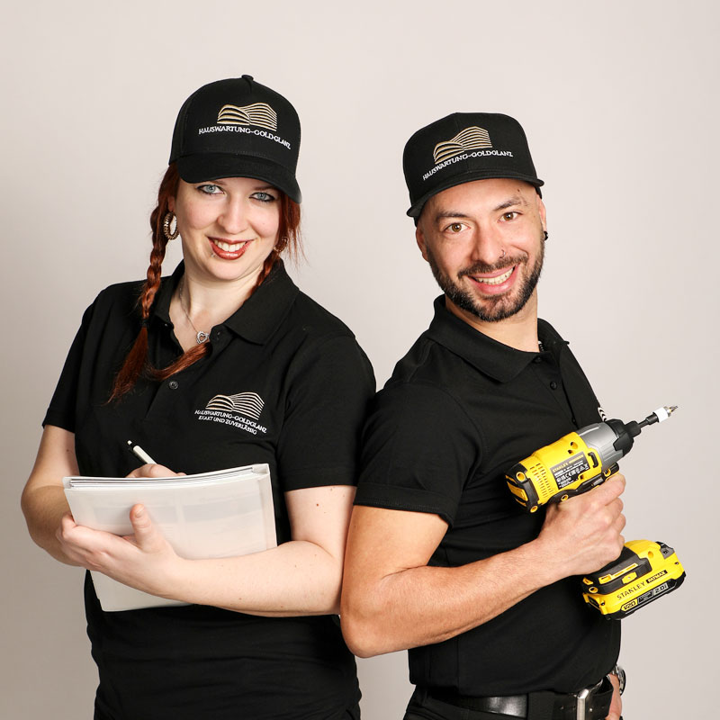 Sarah Paul und Francisco Dapia mit Notizblock und Akkuschrauber
